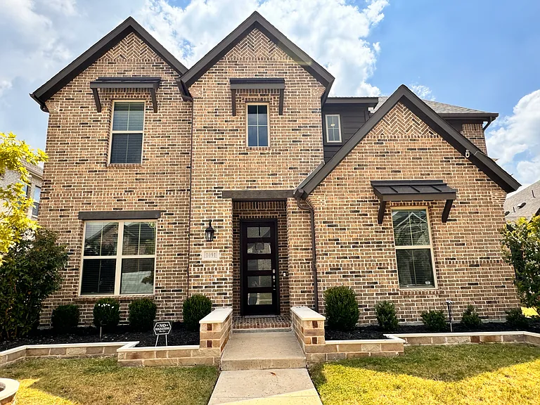 1091 Putnam Dr — Photo 2