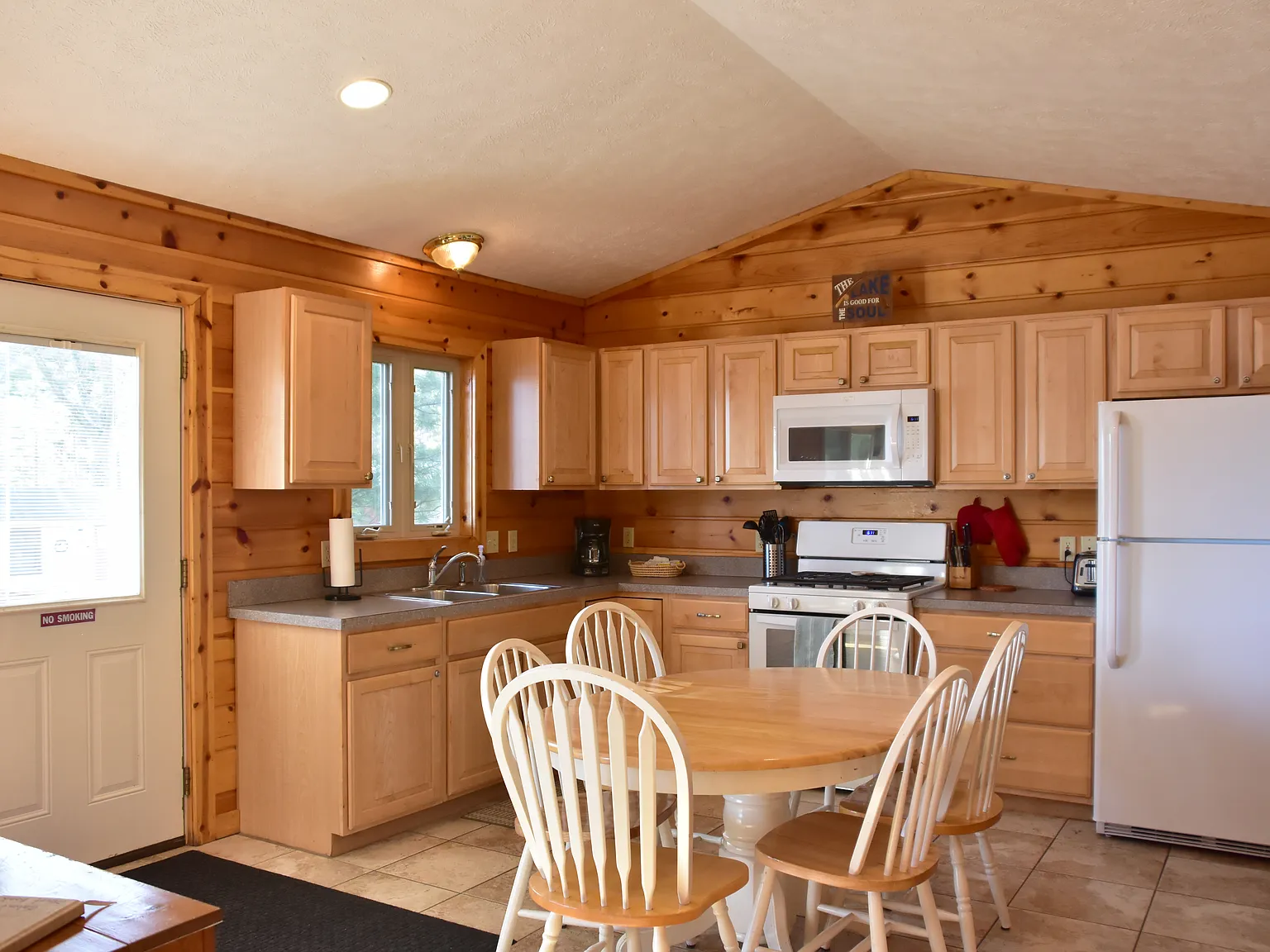 3 bed, 750 sqft, $1,200 — Photo 2