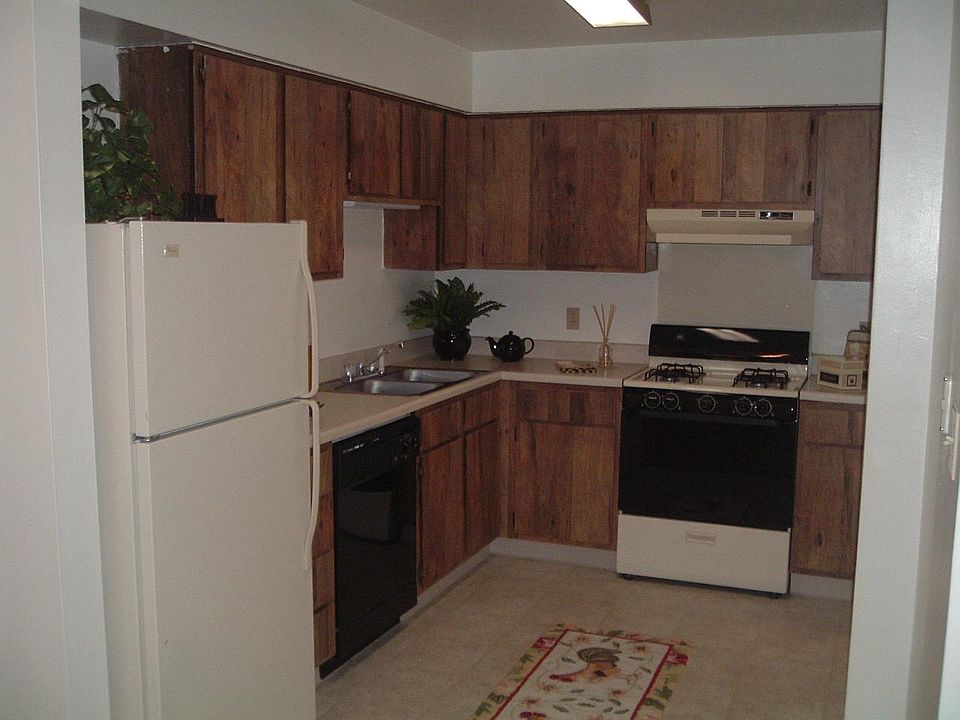 2nd image of 3131 Matthew Dr APT D