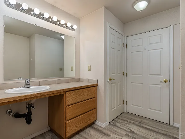 308 W 3rd St #6 — Photo 8
