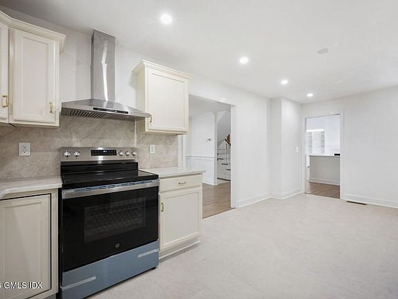 4th image of 337 Woodbine Rd