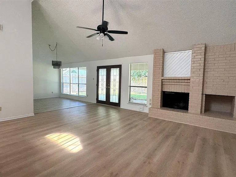 9826 Chiselhurst Dr — Photo 2