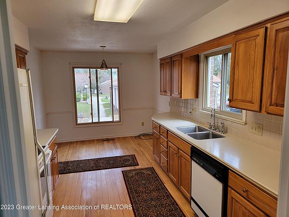 5th image of 934 Grenoble Dr Unit A