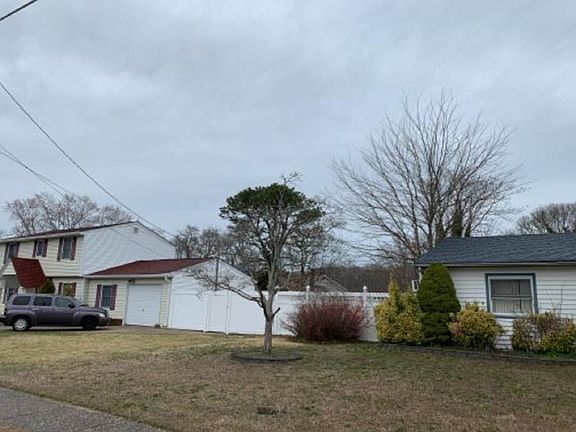 3rd image of 26 Stonehurst Cir