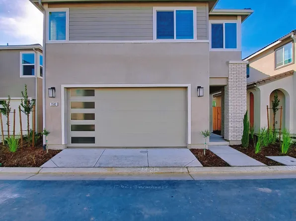 1502 Farmhouse Ln, Clovis, CA 93619