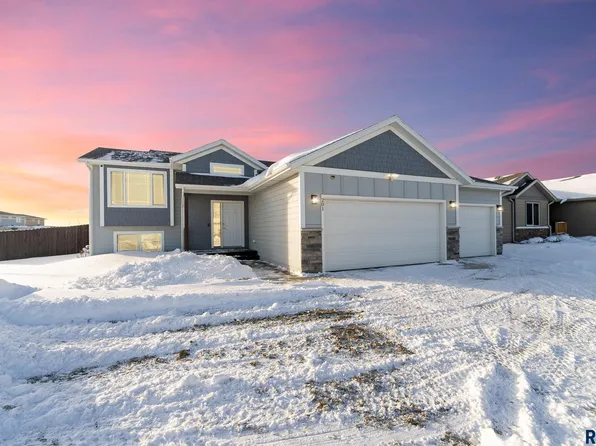 201 Creekside Ave, Harrisburg, SD 57032