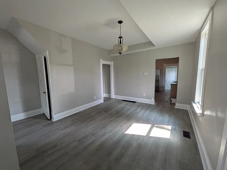 473 E Markison Ave — Photo 3