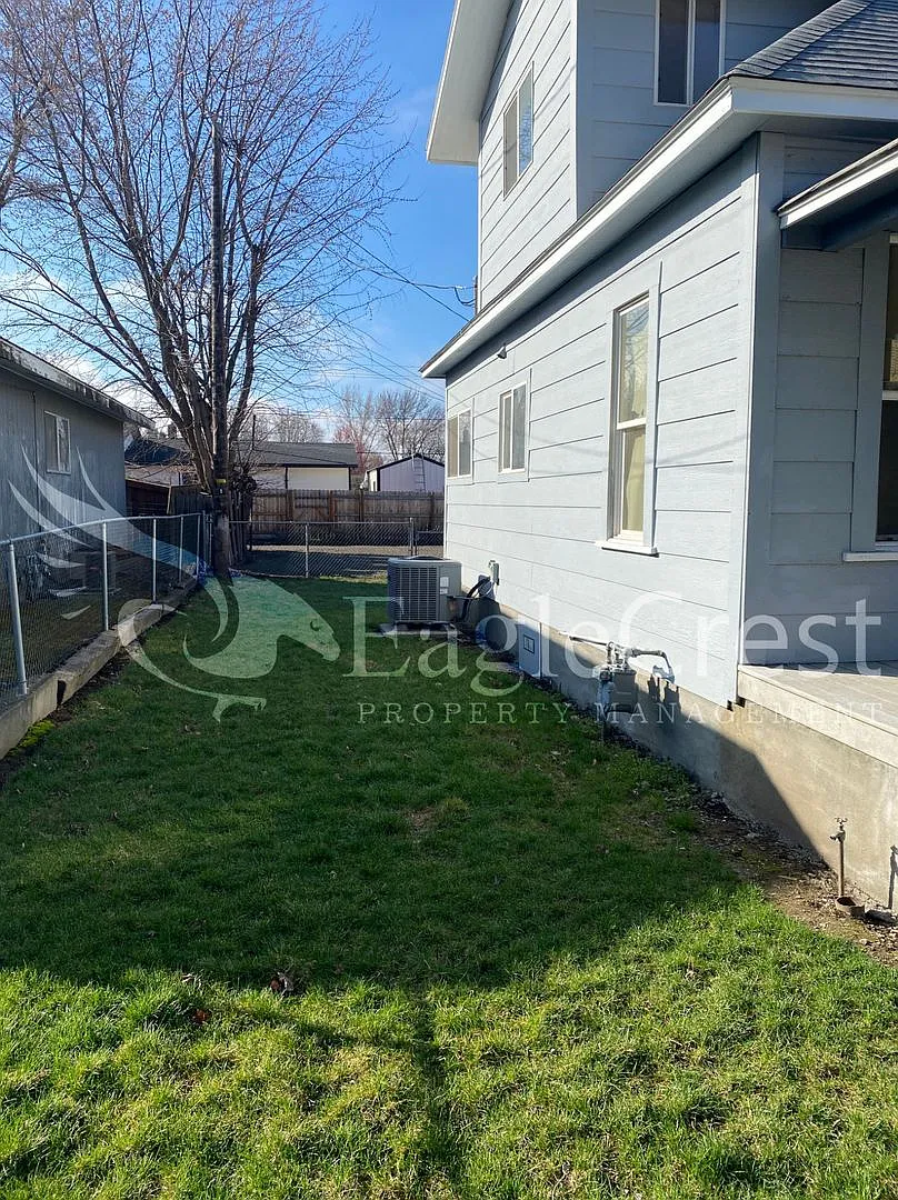 Charming 2 Bedroom Home With 1 Car Garage and A Covered Porch — Photo 2