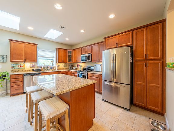 3rd image of 18 Kennsington Ct