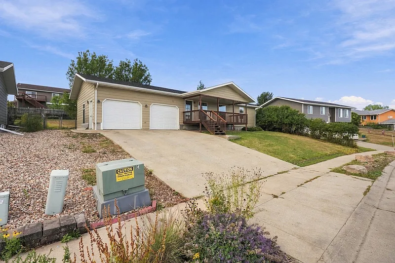 4 bed, 2.0 bath, 1711 sqft, $2,500 — Photo 2