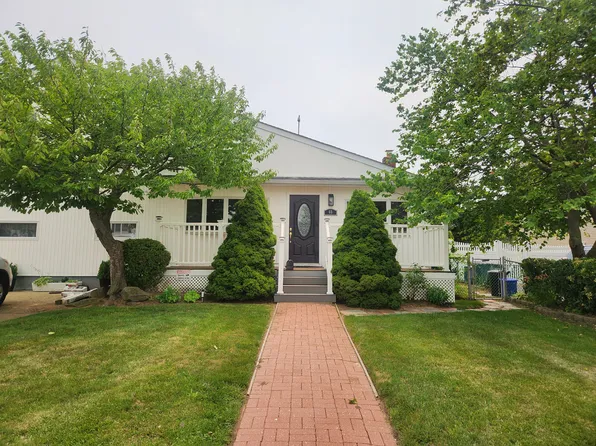 65 E Saltaire Rd Floor 1, Lindenhurst, NY 11757