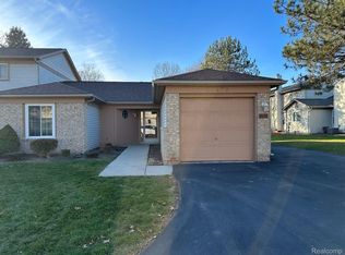 35470 Pheasant Ln, Westland, MI 48185