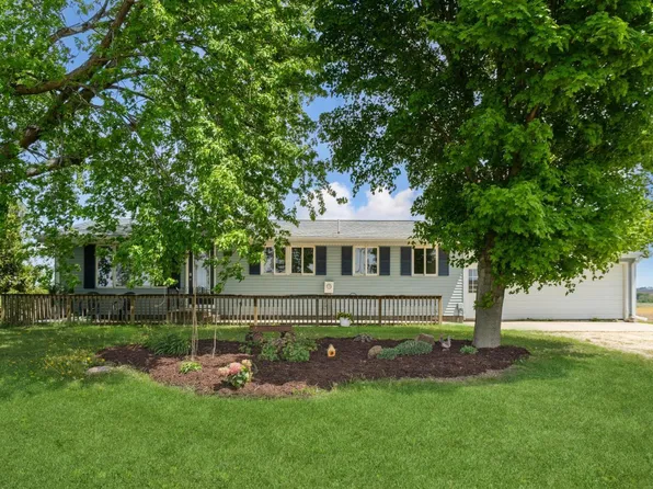 1944 Reed Ave, Winthrop, IA 50682