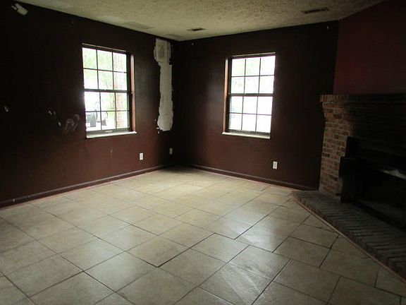 4th image of 7631 NW Chatham Cir