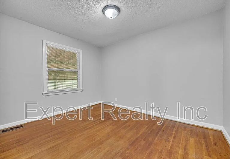 920 Parkway Dr — Photo 13