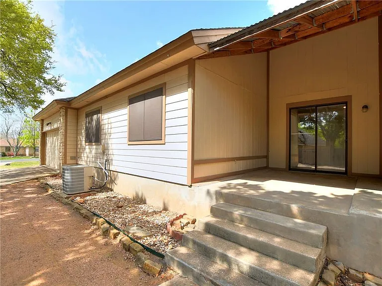 606 Tyrone Dr — Photo 17