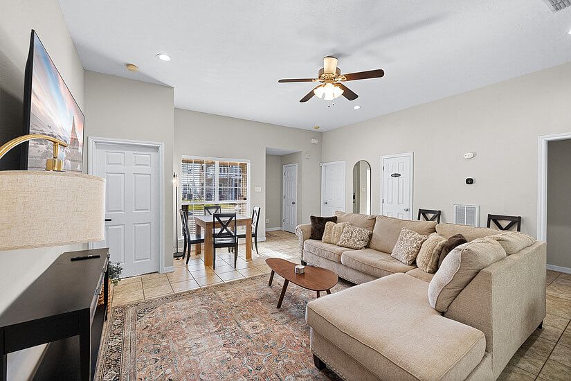 Spacious 4BD 2.5BA King beds Patio Walk A&M