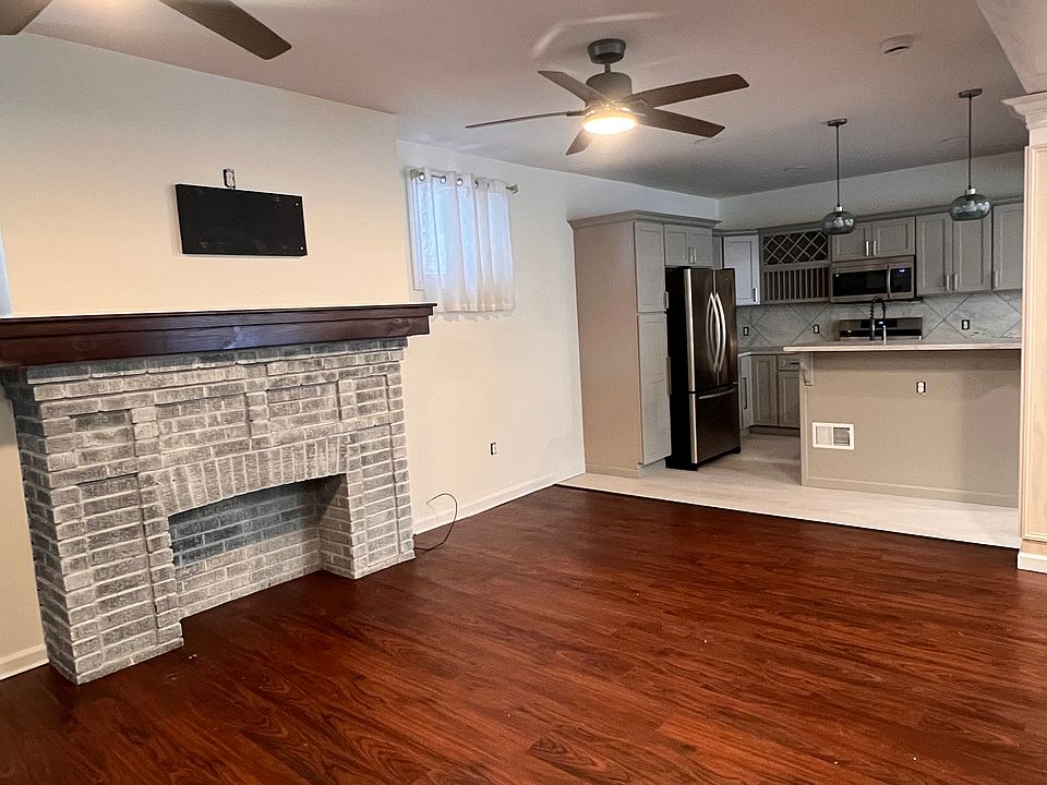 1st image of 106 Roanoke Pkwy #1