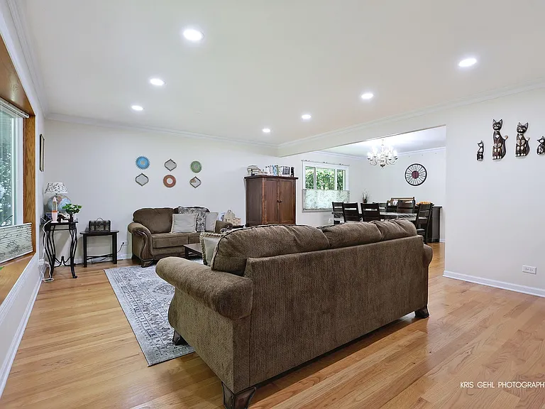 605 W Gilbert Rd — Photo 3