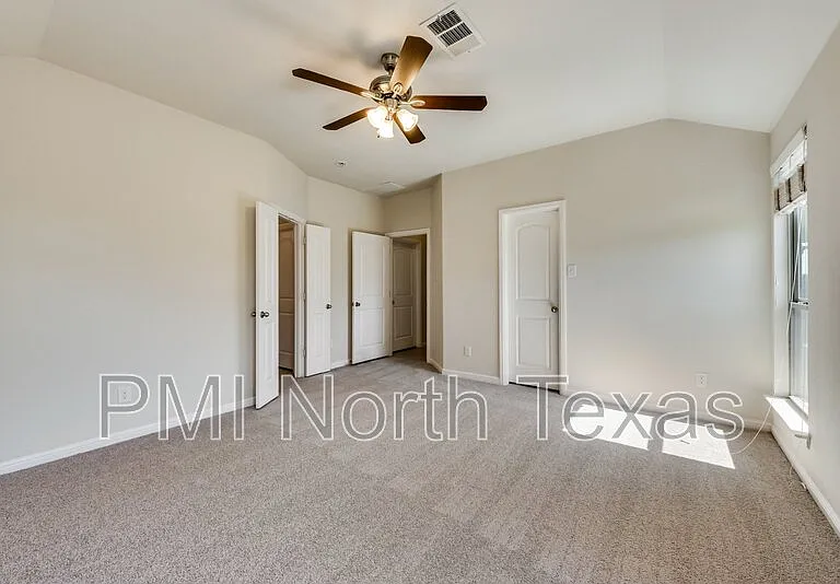 2404 Sun Creek Dr — Photo 16