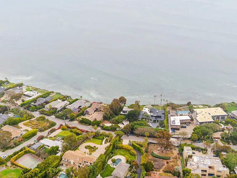 7122 Dume Dr — Photo 36