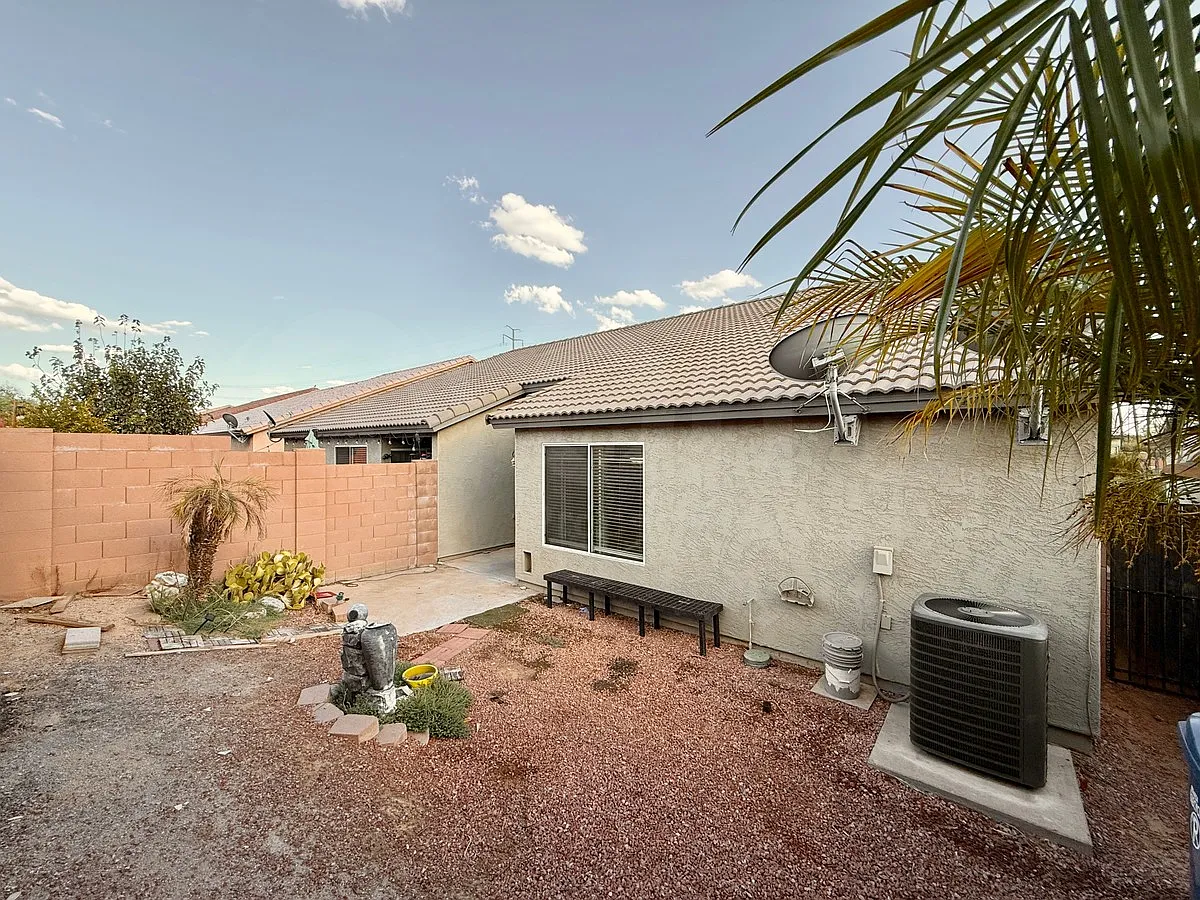 3 bed, 2.0 bath, 1176 sqft, $2,100 — Photo 4