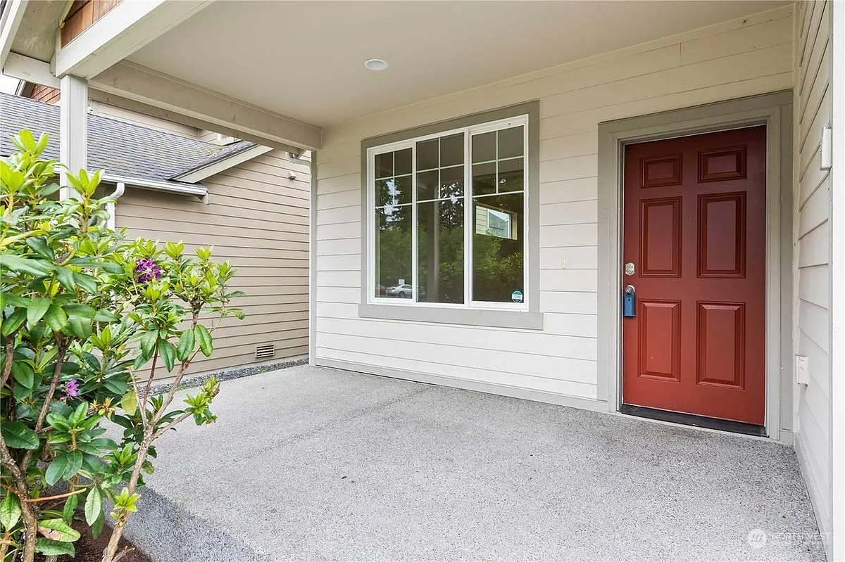 Big Covered Entry Porch - 17620 74th Avenue Ct E