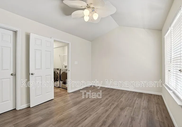 805 Creek Crossing Trl — Photo 18