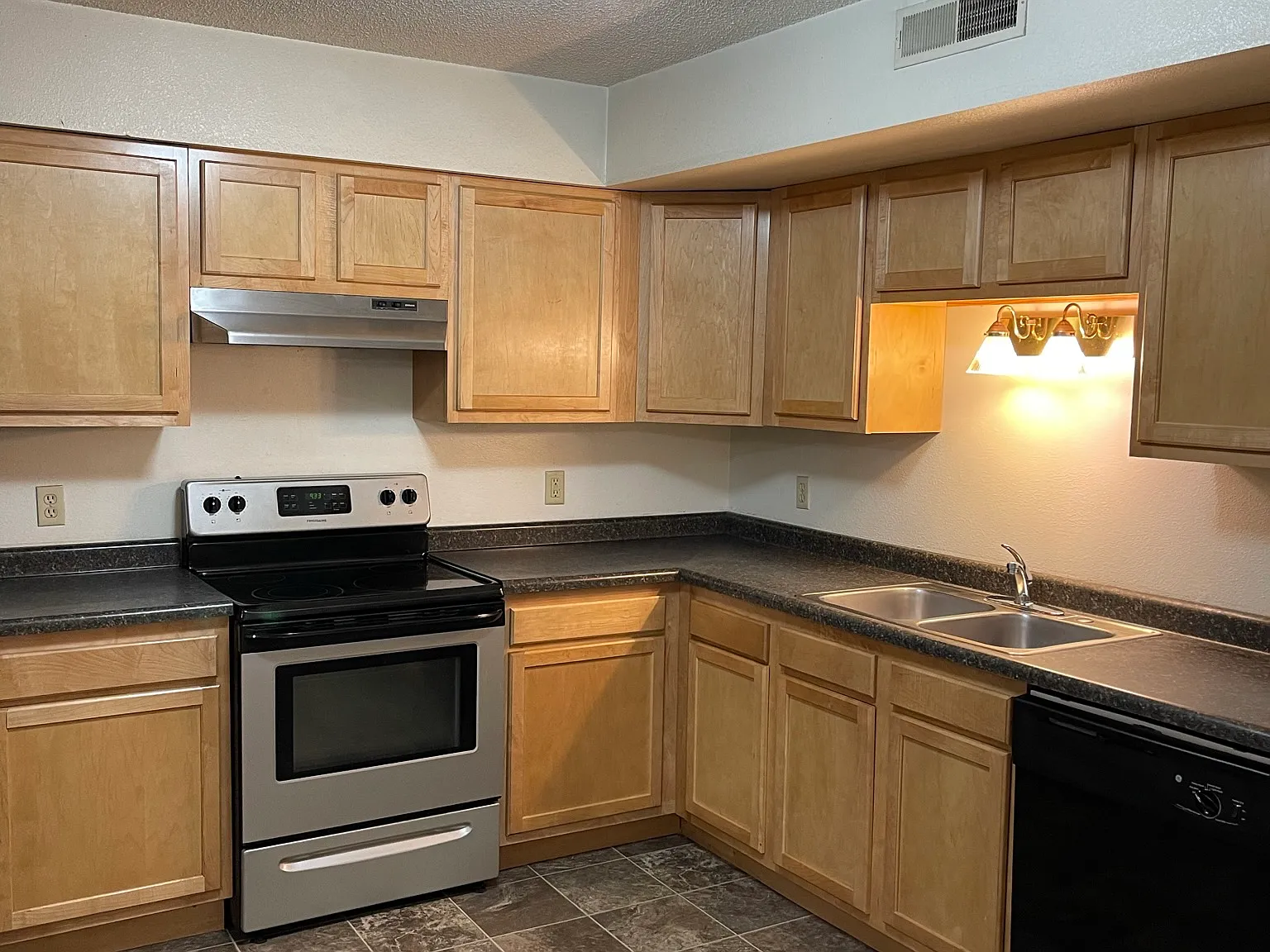 5 bed, $3,322 — Photo 2