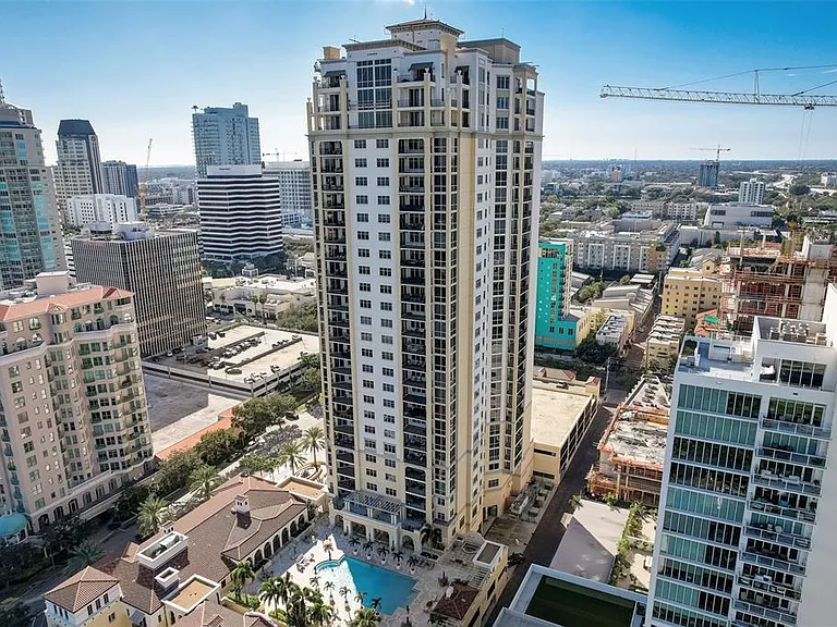 300 Beach Dr NE #305 — Photo 1