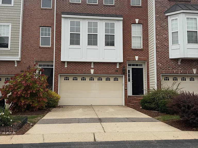 3049 Imperial Oaks Dr — Photo 1