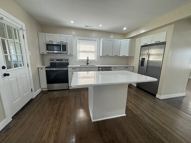 825 Maryland Ave — Photo 6