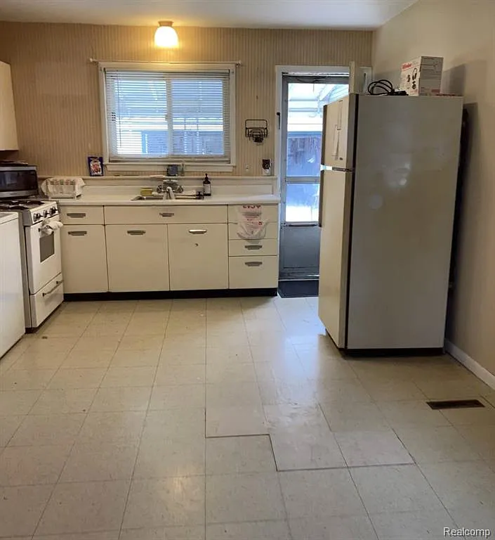3 bed, 1.0 bath, 980 sqft, $1,500 — Photo 4