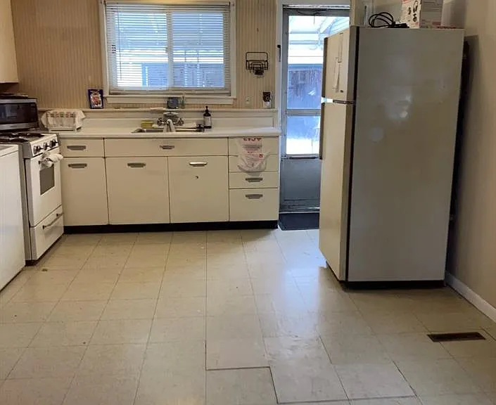 4704 Jackson St — Photo 4