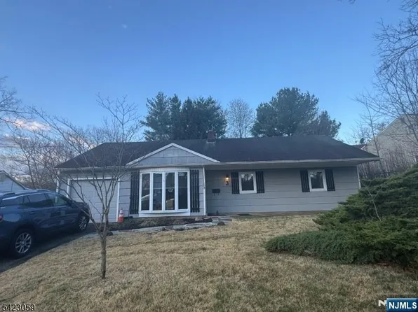 3 Spalding Dr, Livingston, NJ 07039