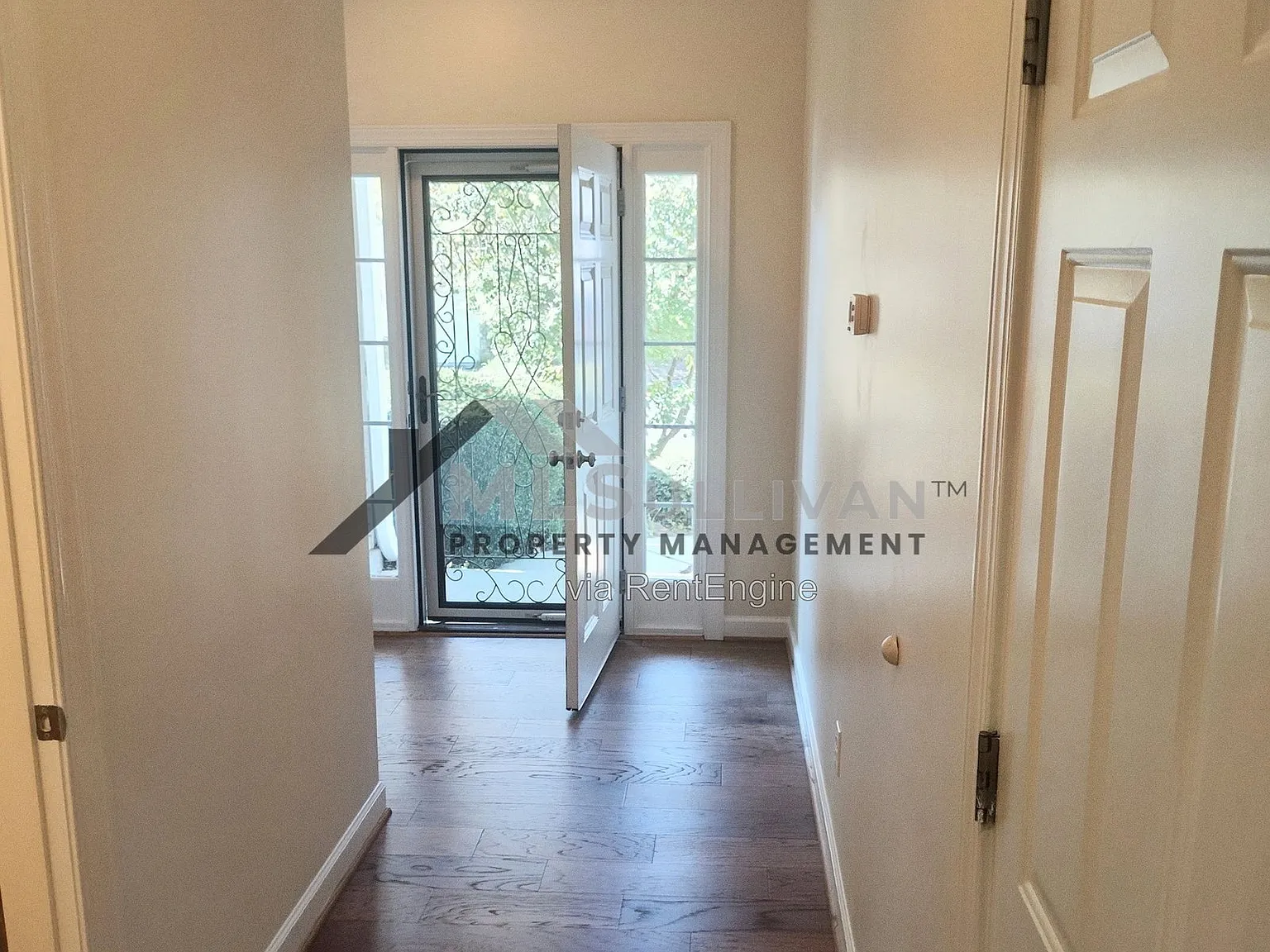 3 bed, 2.5 bath, 2290 sqft, $2,200 — Photo 3