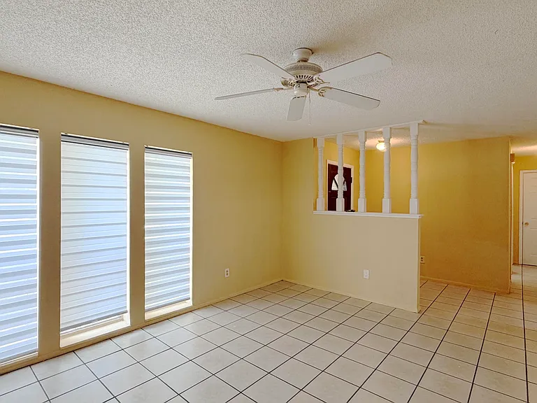 889 Hendry Dr — Photo 2