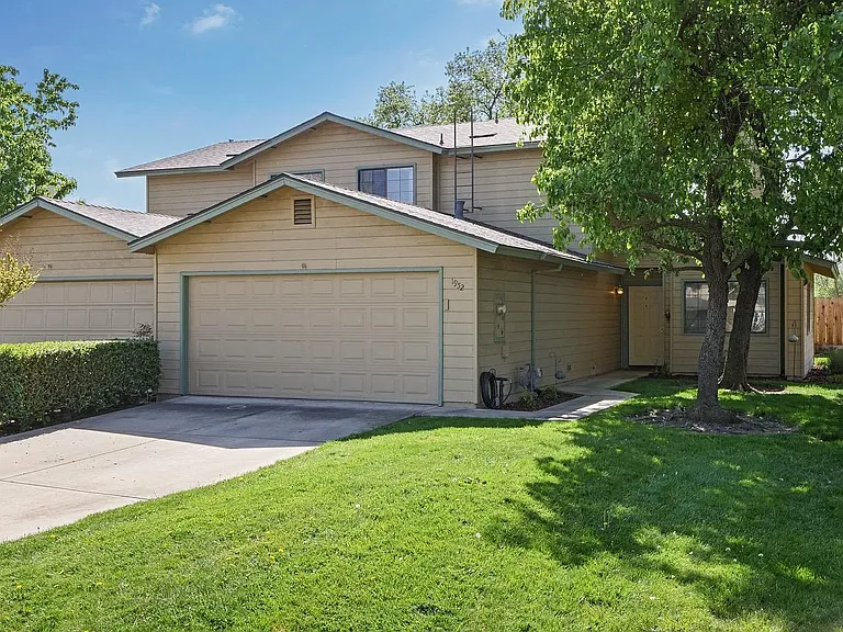 1952 Hacienda Dr — Photo 1