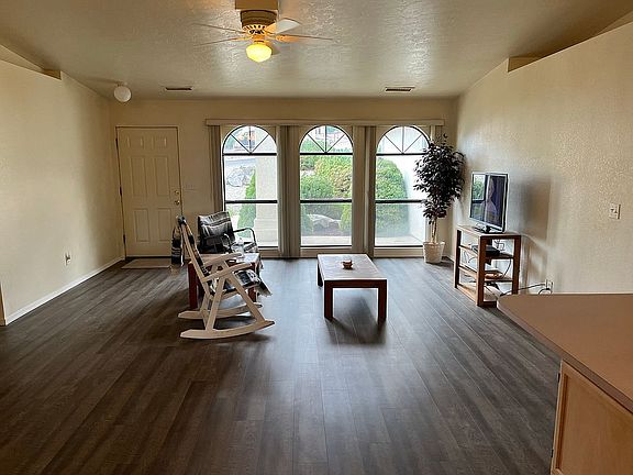 3rd image of 1837 Oriental Ave