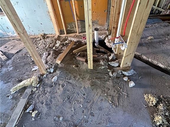 4th image of 832 E Orange St