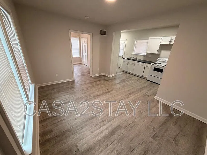 1 bed, 1.0 bath, $795 — Photo 2