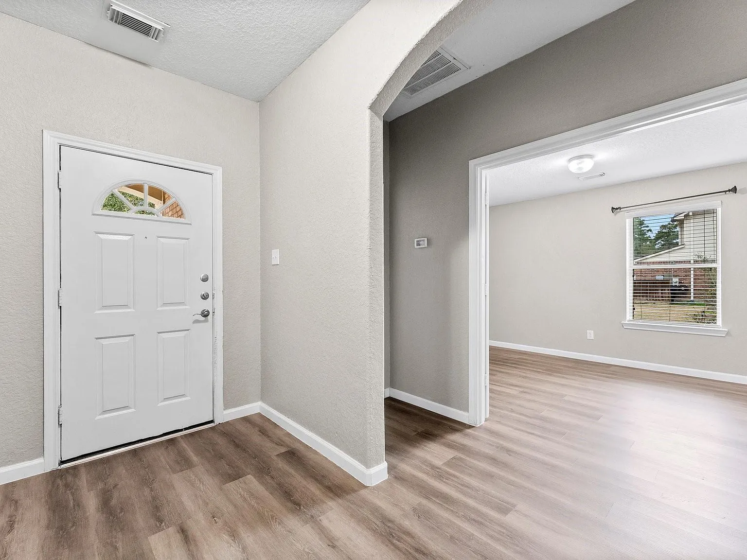 4 bed, 2.0 bath, 2058 sqft, $2,300 — Photo 3