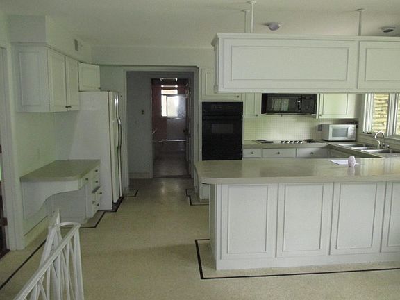 5th image of 606 N Lavinia Ln