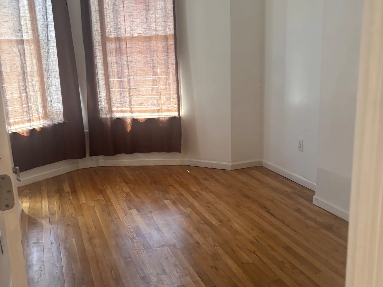 3 bed, 1.5 bath, 1400 sqft, $3,400 — Photo 3