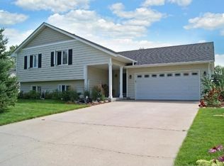 451 Ridge Ln, Chaska, MN 55318