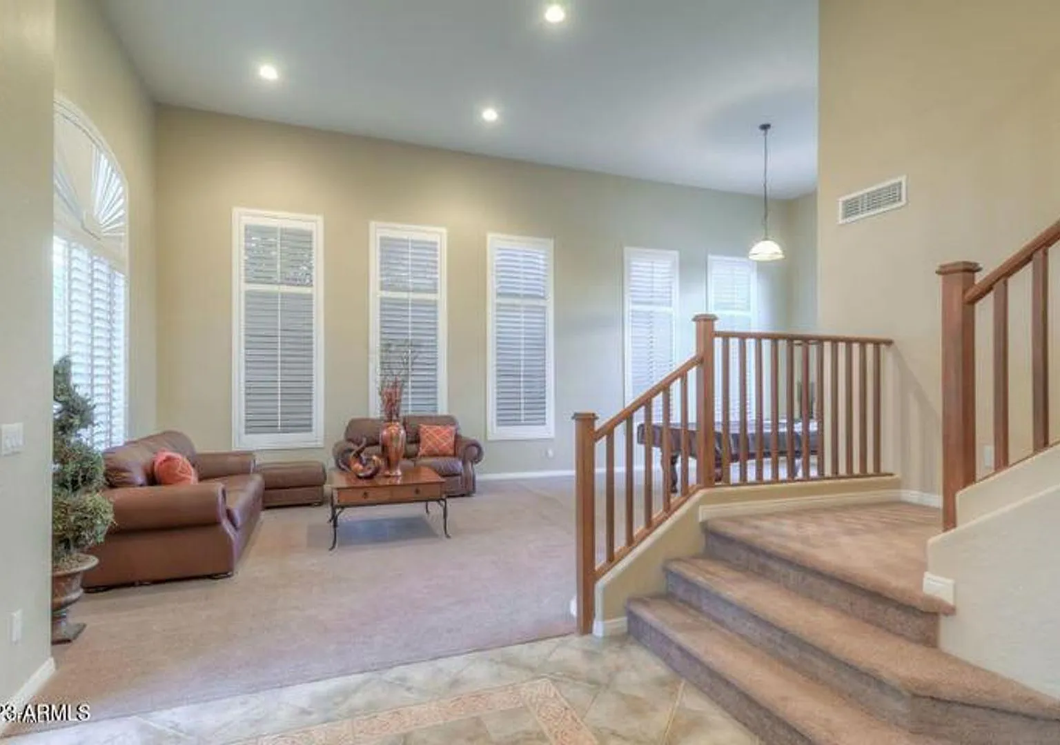 Gorgeous Ocotillo property on the lake with pool and spa — Photo 4