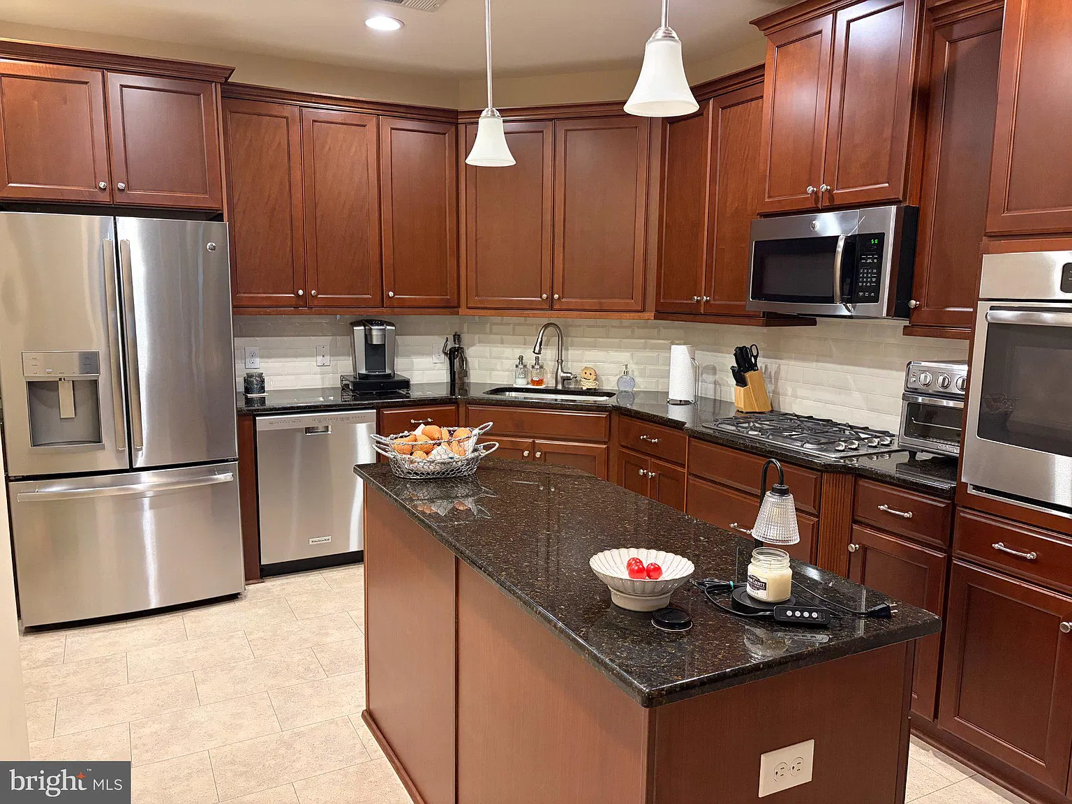 2 bed, 2.0 bath, 2289 sqft, $3,200 — Photo 4