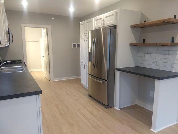 3rd image of 601 Emerald Ave NE Ste 1