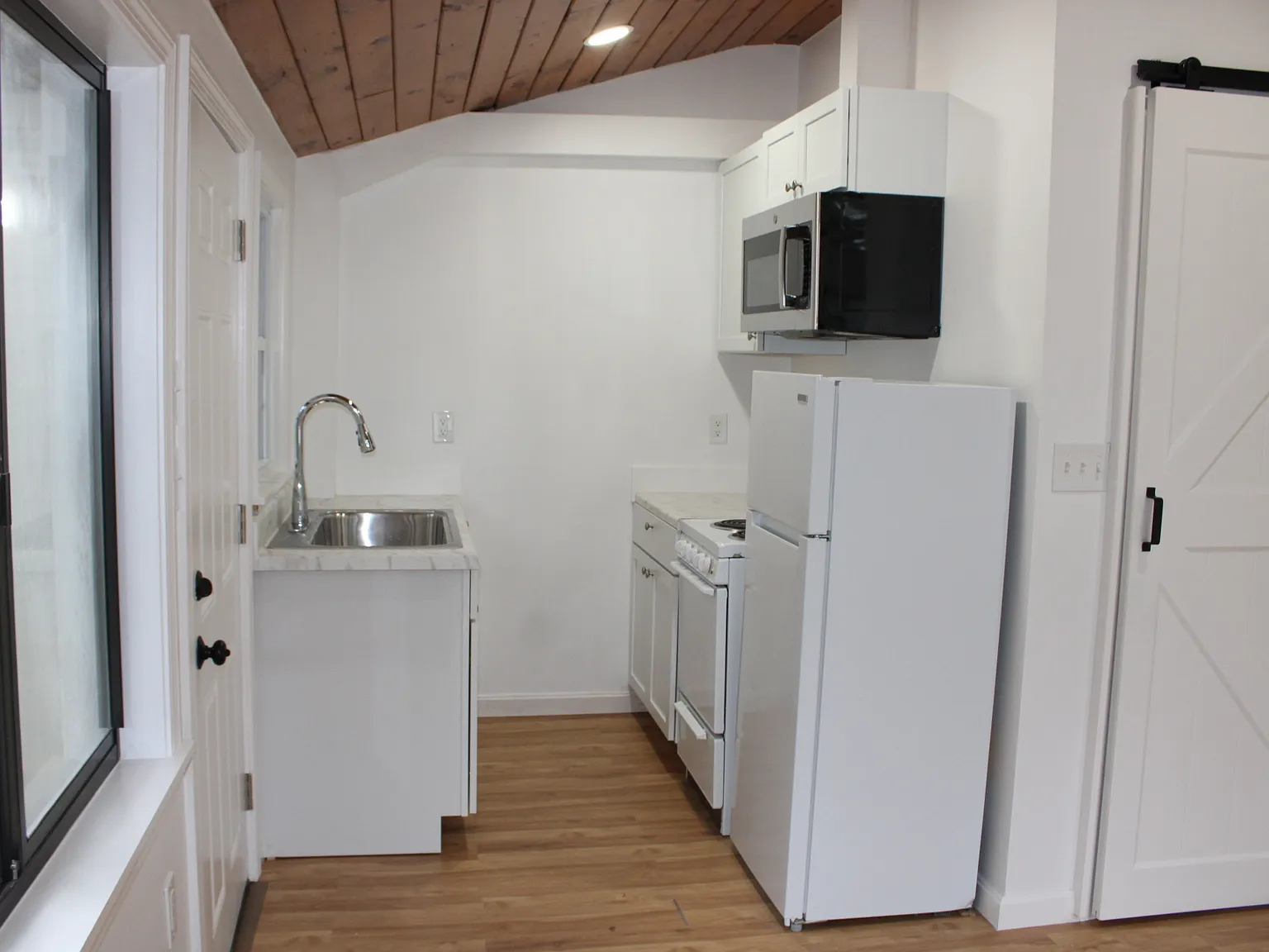 Studio, 300 sqft, $1,400 — Photo 3