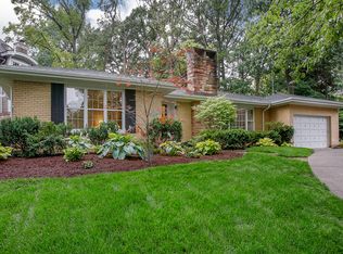 614 Roger Rd, Glen Ellyn, IL 60137